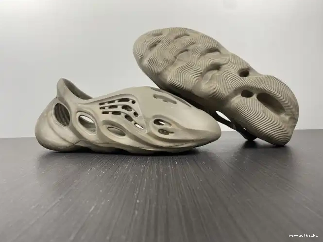 Adidas Sage Stone Yeezy RNNR GX4472 Foam 0616